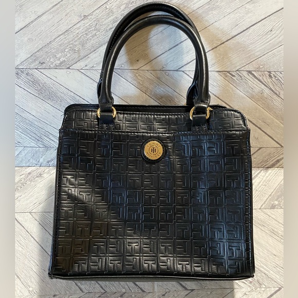 NEW TOMMY HILFIGER CROSSBODY/SHOULDER &  WRISTLET BAG COLOR BLACK - Picture 2 of 11